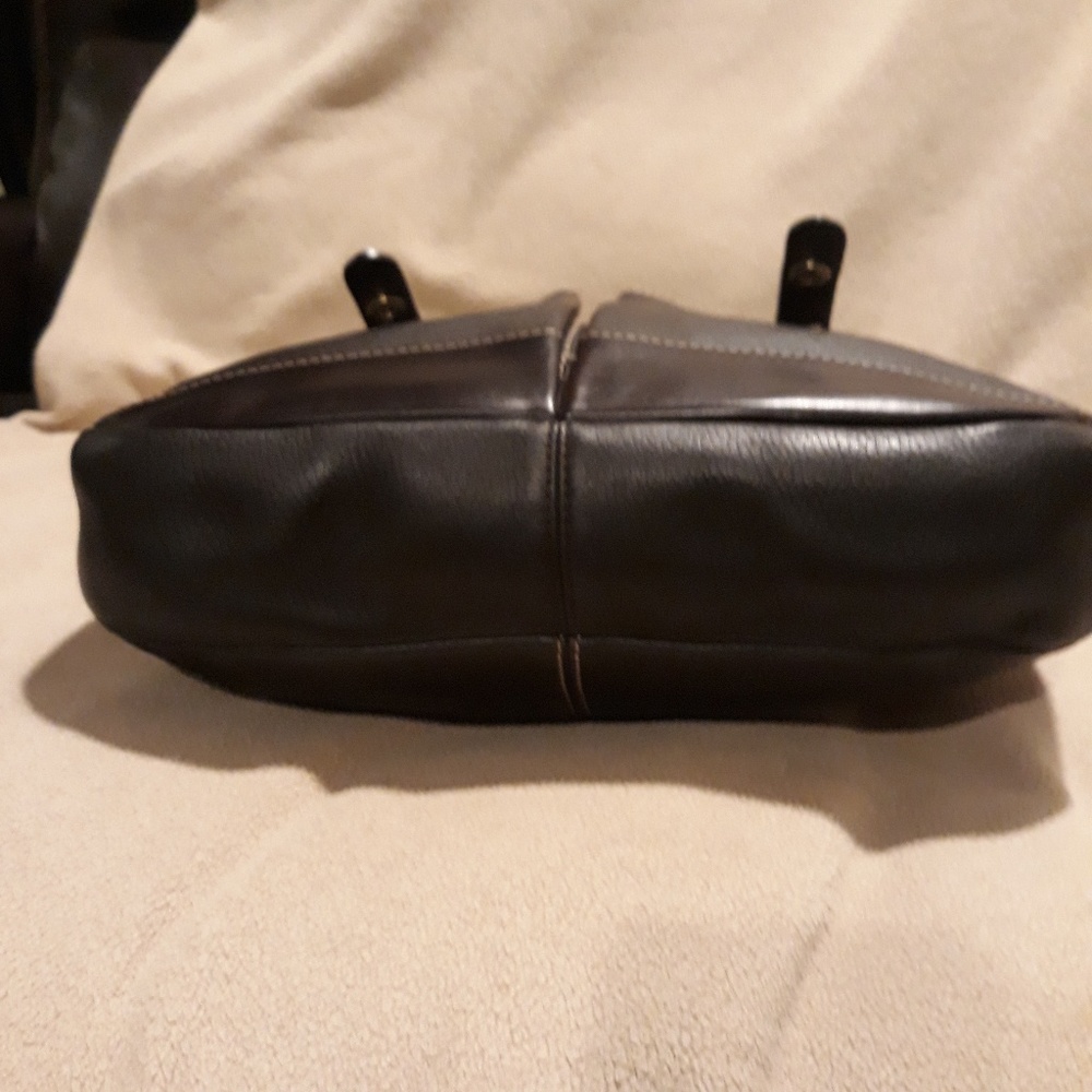 Dooney & Bourke leather bag- Excellent Condition!! - Picture 2 of 6